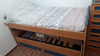 Guardaroba doppio con letto a soppalco e cassettiera