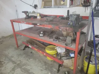 Mesa de trabajo con tornillo de banco