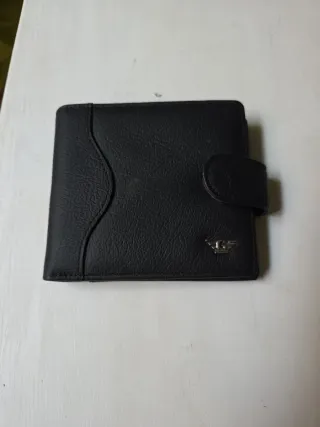 Billetera negra con broche