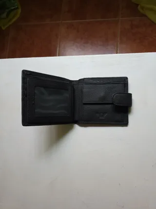 Billetera negra con broche