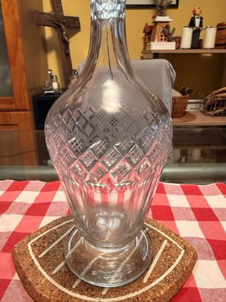 Antica caraffa per liquori o decanter per vino intagliato