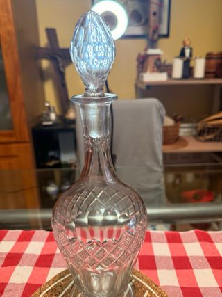 Antica caraffa per liquori o decanter per vino intagliato