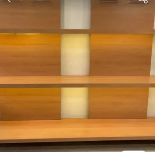 Estanterías de madera color marrón