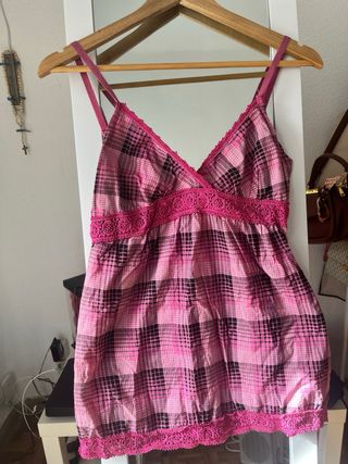 Top de cuadros rosa y negro
