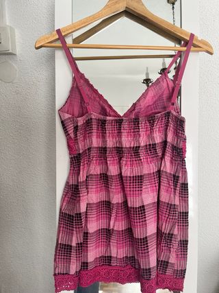 Top de cuadros rosa y negro