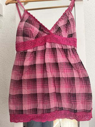 Top de cuadros rosa y negro