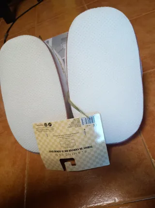 Zapatillas Casa Unisex Flamingueo Blancas y Dorada