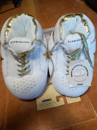 Zapatillas Casa Unisex Flamingueo Blancas y Dorada