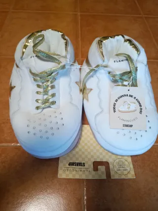 Zapatillas Casa Unisex Flamingueo Blancas y Dorada