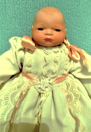 Reproducción de bebé llorón antiguo