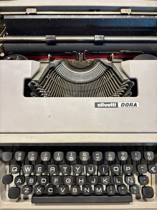 Máquina de escribir Olivetti Dora