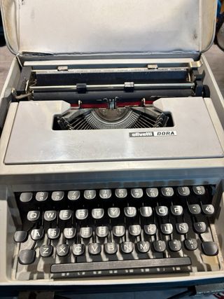 Máquina de escribir Olivetti Dora