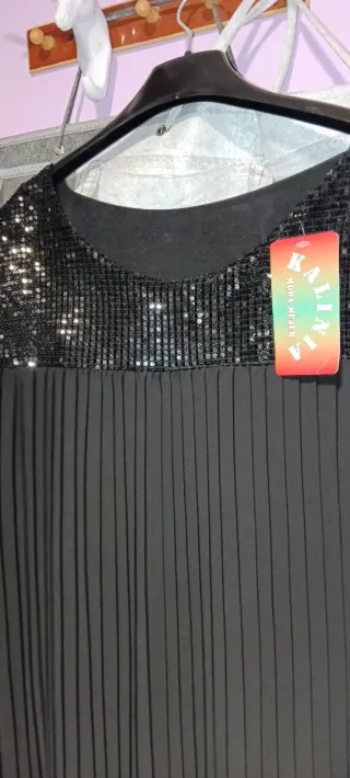 Blusón negro plisado con lentejuelas
