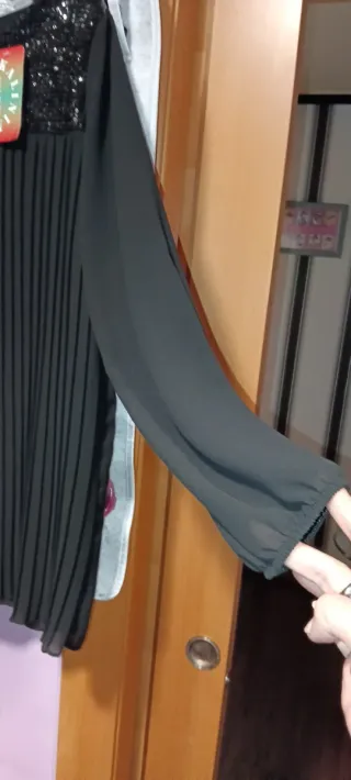 Blusón negro plisado con lentejuelas