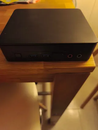 Vendo equipos y pantallas perfectos para trabajar.