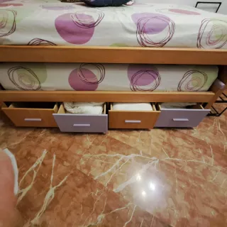 Letto a castello con cassettiera e tavolo abbinati