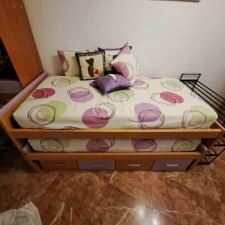 Letto a castello con cassettiera e tavolo abbinati