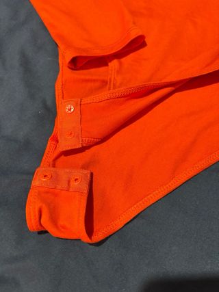 Body manga larga escote pico naranja