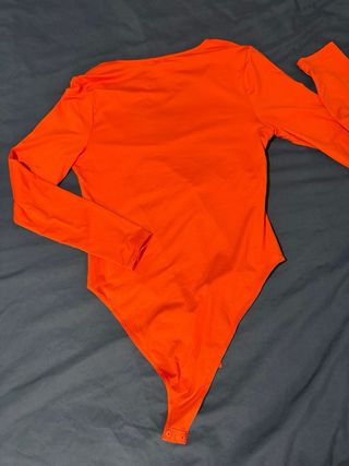 Body manga larga escote pico naranja