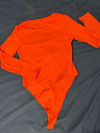 Body manga larga escote pico naranja