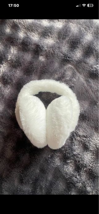 Orejeras de pelo blanco