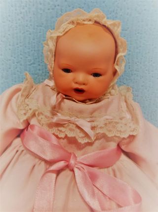 Muñeco antiguo reproducción vestido rosa