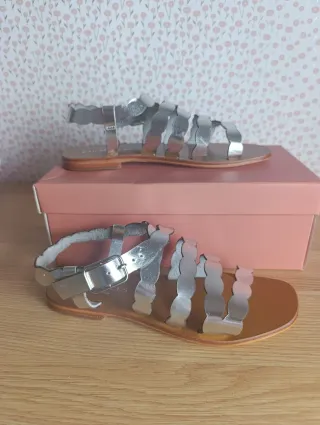 Sandalias plateadas con diseño festoneado