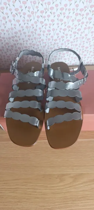Sandalias plateadas con diseño festoneado