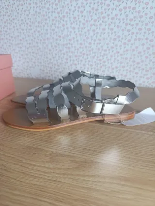 Sandalias plateadas con diseño festoneado