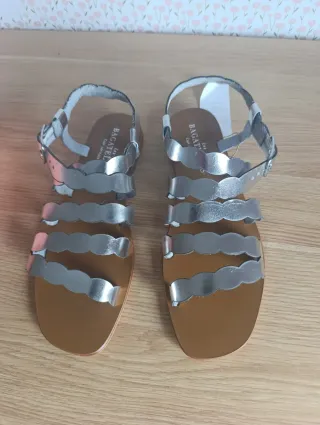 Sandalias plateadas con diseño festoneado