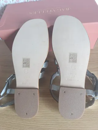 Sandalias plateadas con diseño festoneado