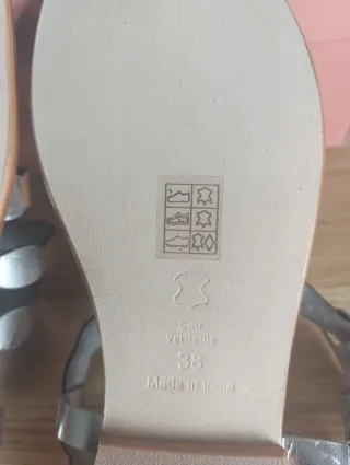 Sandalias plateadas con diseño festoneado