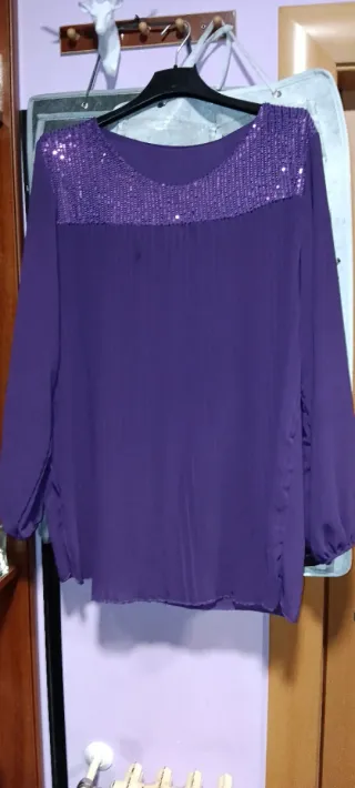 Blusa morada con detalles brillantes