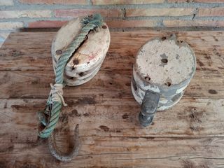 Pareja de poleas de madera antiguas