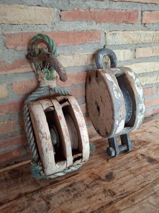 Pareja de poleas de madera antiguas