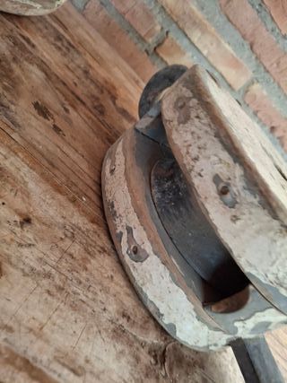Pareja de poleas de madera antiguas