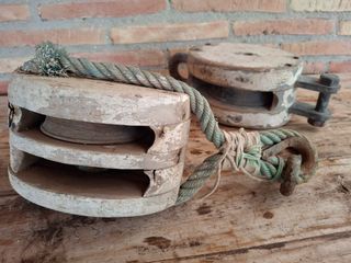 Pareja de poleas de madera antiguas