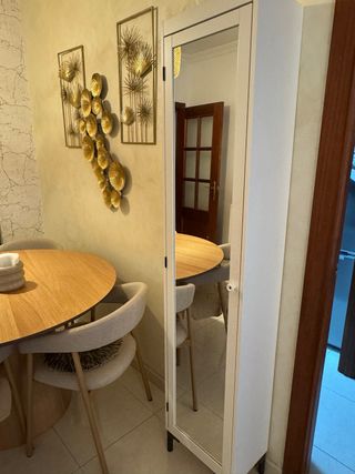 Mueble blanco con detalles dorados