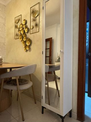 Mueble blanco con detalles dorados