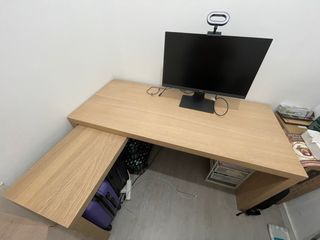 Escritorio de madera con extensión