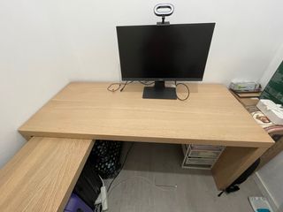 Escritorio de madera con extensión