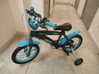 Bicicleta infantil azul y negra
