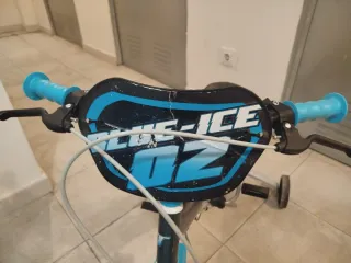 Bicicleta infantil azul y negra