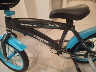Bicicleta infantil azul y negra