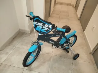 Bicicleta infantil azul y negra