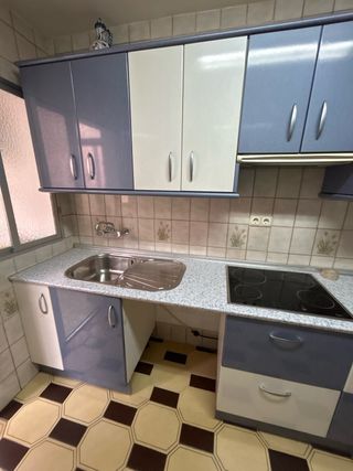 Cocina modular azul y blanca