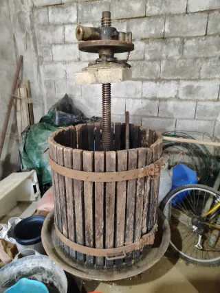 Estrujadora de Vino Antigua