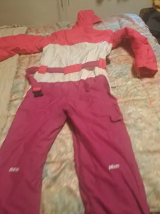 Mono de esquí infantil rosa y beige y guates