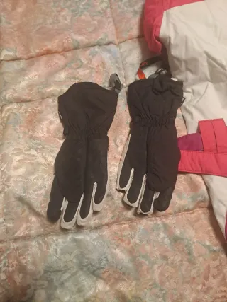 Mono de esquí infantil rosa y beige y guates