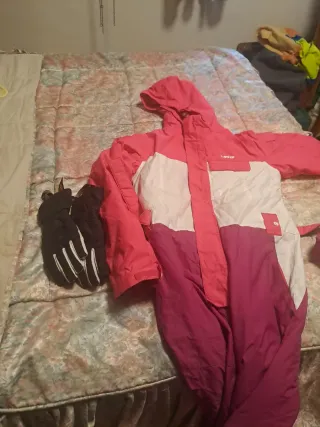 Mono de esquí infantil rosa y beige y guates